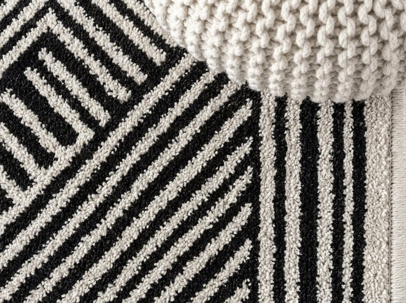 Odense Minimalist Angle Geometric Area Rug Black/White / Runner / 2' X 8' – DETAIL