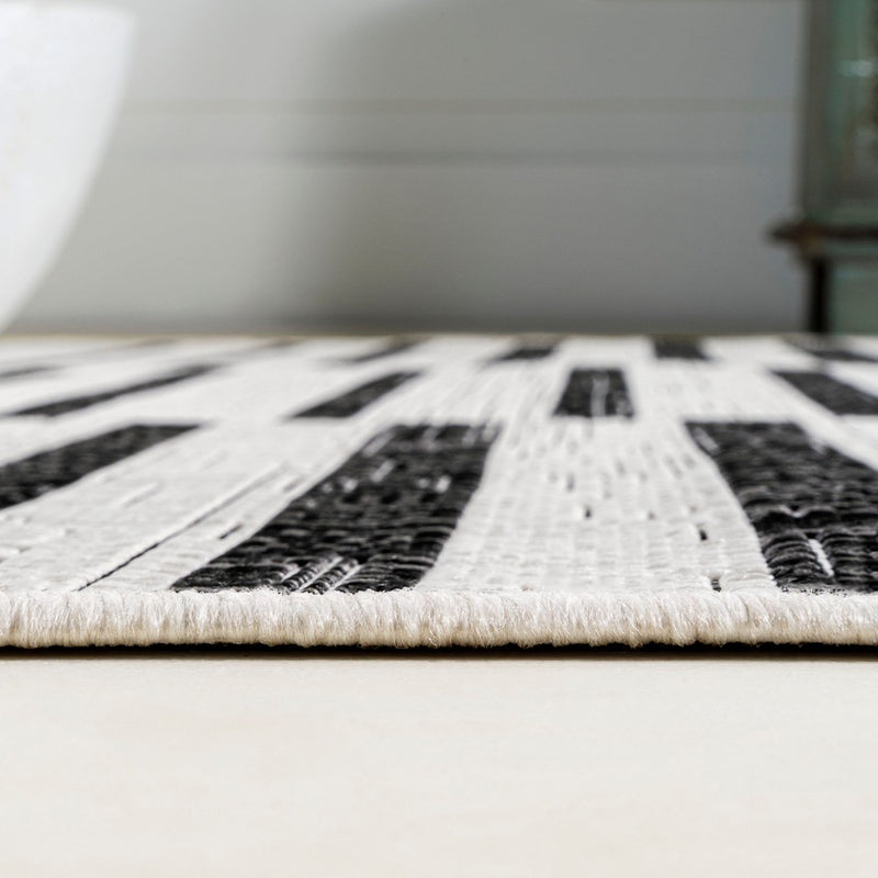 Sukie Modern Offset Stripe Indoor/outdoor Area Rug