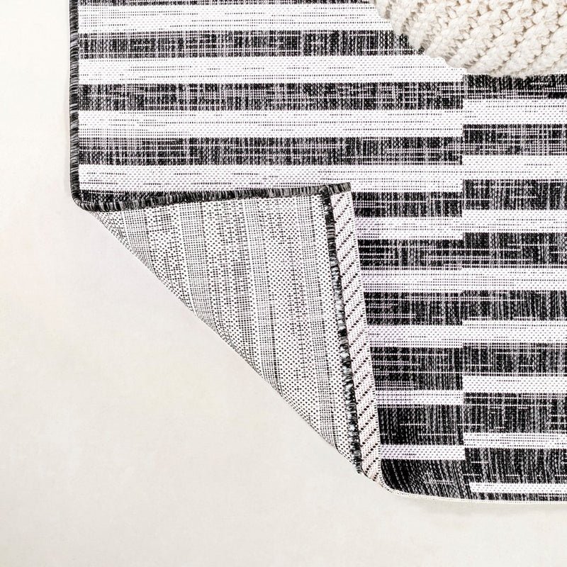 Sukie Modern Offset Stripe Indoor/outdoor Area Rug